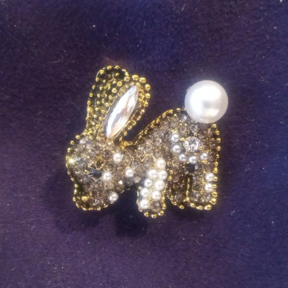 Cottontail bunny | Faux pearl | brooch